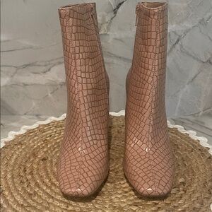 Katy Perry Salmon Pink Croc-Embossed Ankle Boots Size 6.5